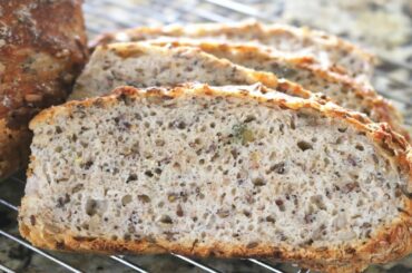 Homemade Vegan Bread // Easy & Delicious