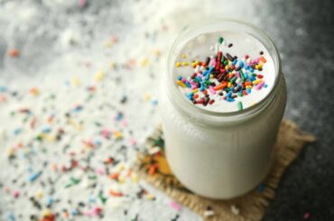 How To Make A Healthy Low Calorie Birthday Cake Protein Shake | Birthday Cake Smoothie Recipe