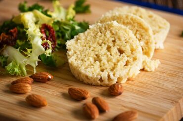 HOW TO MAKE ALMOND BREAD IN 5 MINUTES - low carb! & gluten free