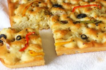 Focaccia Bread Recipe | Easy Italian Bread Recipe | How to make Focaccia Bread | Kanak's Kitchen