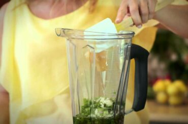 How to Make Your Own Healthy Salad Dressing