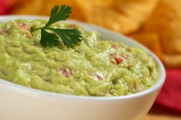 HEALTHY SNACK IDEAS: GUACAMOLE RECIPE