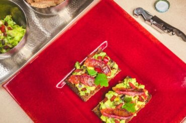 EASY & FAST GUACAMOLE ON RYE BREAD OR DIP - Vegan Brunch Recipe Ideas