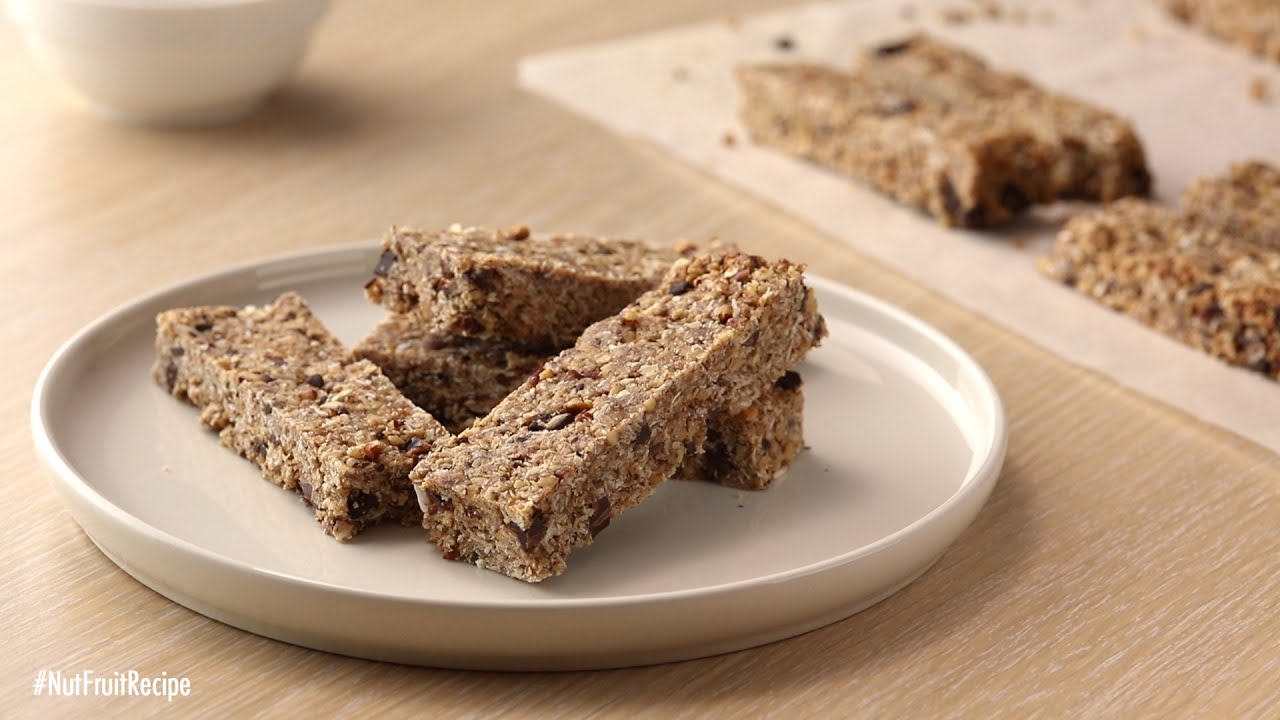 Granola bars with pecans and dates Granola bars with pecans and dates