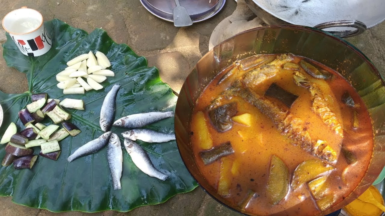 Village Food – Alu Begun Diye Bata Macher Jhol | Fish Curry Recipe | Healthy Food | Moon's Recipe Village Food - Alu Begun Diye Bata Macher Jhol | Fish Curry Recipe | Healthy Food | Moon's Recipe