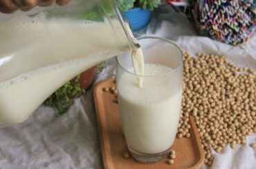 Easy and Healthy Homemade Soy Milk [原味豆浆]