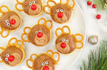 Kid Friendly Christmas Cupcake Ideas | Christmas Tree, Reindeer and Christmas Light Cupcakes