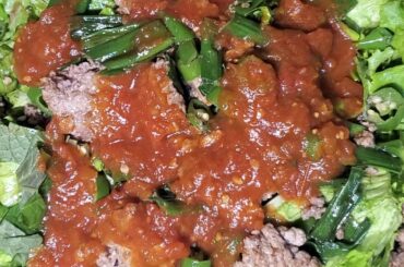 Lettuce is extremely low in calories, but fairly high in fiber, which can keep you feeling full.