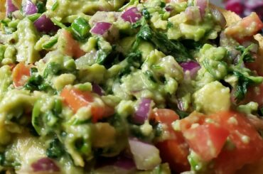 Guacamole - Healthy Recipe - Mexican Breakfast Recipe - Avocado Recipe - Pooja's Kitchen