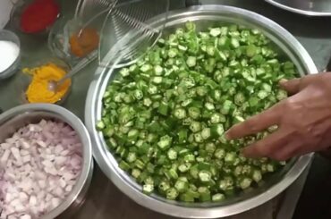 Crispy Bhindi Recipe with Tomato & onion | Okra Lady Fingers Tamatar Pyaz Fry!Mom's Kitchen Recipes