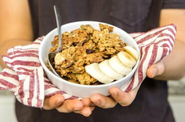 CRUNCHY VEGAN GRANOLA RECIPE | Easy + Healthy