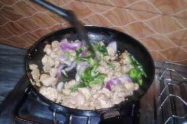 Bread pizza//easy and quick recipe for kids made by hania's kitchen 😋