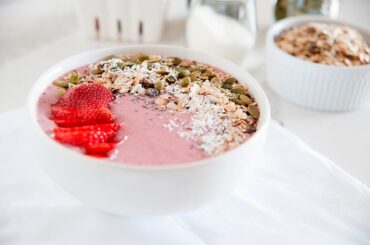 Strawberry Smoothie Bowl Low-Sugar and Healthy!