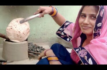 Indian girl is making Bread for morning breakfast , Healthy food هندي فتاة