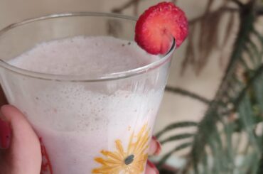 Strawberry milkshake recipe||Strawberry milkshake at home||Weight loss||Nutritionist Misha