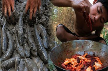 Survival skills - Catch fish in the mud to make for lunch - Eat delicious fish