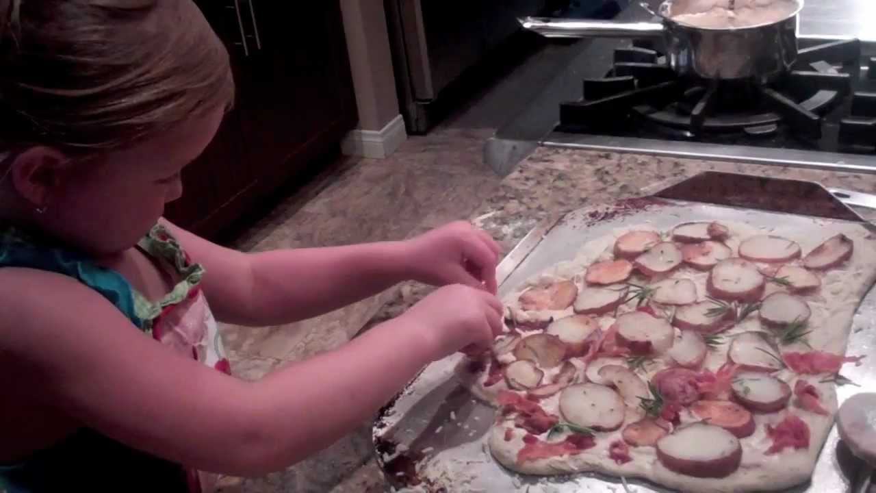 Easy Homemade Pizza Recipe for Rosemary Potato Bacon Pizza : Healthy Recipes Easy Homemade Pizza Recipe for Rosemary Potato Bacon Pizza : Healthy Recipes