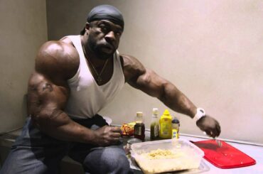 Cooking A High Calorie Meal w/ Kali Muscle
