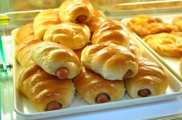 How to Make Super Soft and Moist Chinese Bakery Buns / Milk Bread 港式香肠麵包