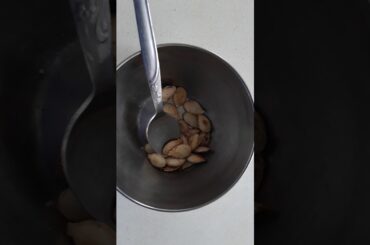 A quick healthy snack in 15 minutes - Roasted pumpkin seeds in salt and pepper - 11 Benefits below