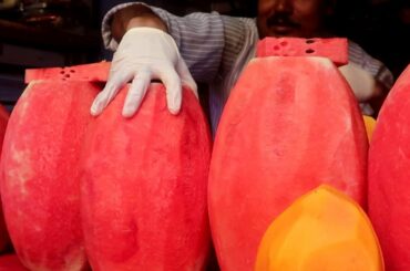 Mumbai's Fruit Ninja | Rs 30 Fruit Salad In Mumbai Streets | Seasonal Fruits Cutting | Street Food