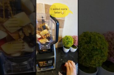 Healthy, easy and energetic breakfast smoothie