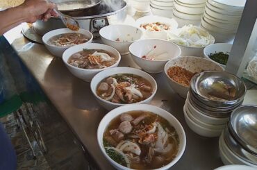 Healthy Breakfast On road 360 - Phnom Penh Street Food - Vietnamese Beef Noodle - Pho
