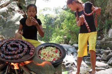 Yummy Cook Beef Sausage with Green Papaya recipe for Lunch - Survival skills Anywhere Ep 89