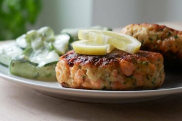 Lachsfrikadellen Selber Machen (Rezept) || Salmon Patties with Cucumber Salad (Recipe) || [ENG SUBS]