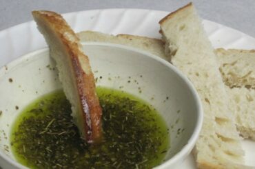HEALTHY OLIVE OIL BREAD DIP