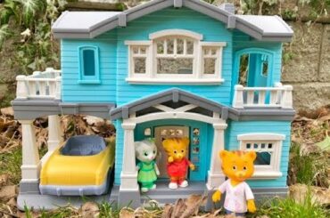 Green Toys BLUE HOUSE Daniel Tiger Toys Playdate Snacks