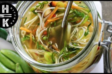 3 minute green & red curry pot noodles!  Healthy lunch #Ad