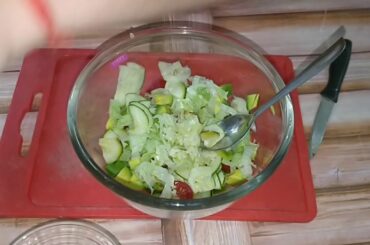 #Saladrecipe #avacado #zucchini #cherrytomatoes #lettuce #salad #healthysalad