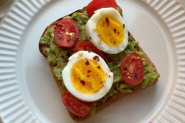 Delicious Egg Avocado Toast for Breakfast // Easy & Healthy Breakfast Recipe for Lockdown
