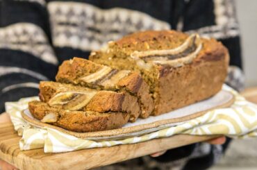 FLUFFY VEGAN BANANA BREAD | Easy Recipe