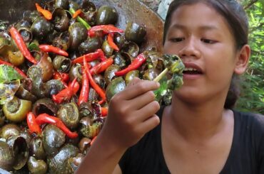Find Catch Snail and Cooking Snail with Chili for Lunch food ideas - Survival skills Anywhere Ep 106