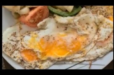 SIMPLE TASTY BREAKFAST RECIPE - Bread, eggs, tomatoes, green peppers and onion!