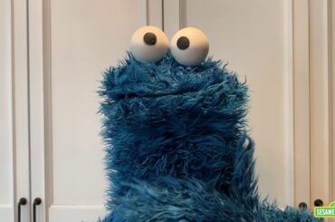 Sesame Street: Make a Smoothie with Cookie Monster | Cookie Monster Snack Chat #2