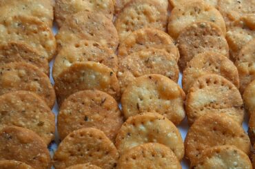 लॉकडाउन मधे बनवा कुरकुरीत पापडी (मठरी) |Mathri Recipe|Easy and Healthy Snack Recipe|पापडी रेसिपी|