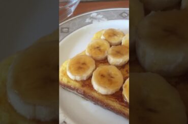 Yummy and healthy breakfast 😋😋Smoothie and French toast with toppings banana and syrup