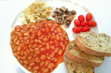 Vegan Breakfast ready in just a few minutes. Healthy, flavorful & nutritious. 🍞🍄🍅