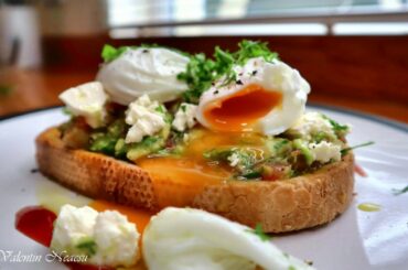 Poached Eggs & Guacamole On Toast / Easy & Healthy Breakfast