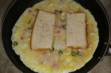 Bread Omelette Recipe | ਬਰੈੱਡ ਆਮਲੇਟ ब्रेड ऑमलेट Spicy  Bread Omelette PUNJABI Quick Breakfast Recipe