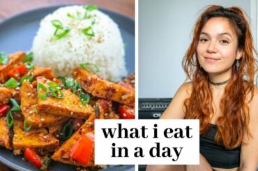 What I Eat in a Day / Easy Vegan Recipes (Frappuccino, Ackee Scramble Spicy Tofu, Homemade Bread)