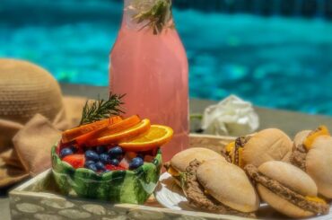 ENJOYING OUR HOT DAY WITH LUNCH BY THE POOL / Poolside party snacks/ Lunch Ideas for Home