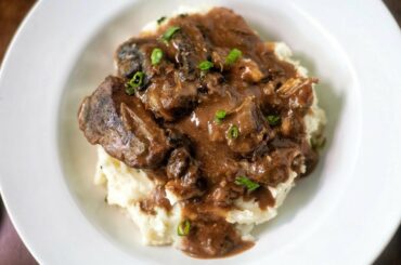 SMOTHERED STEAK AND GRAVY | EASY COMFORT FOOD DINNER IDEA