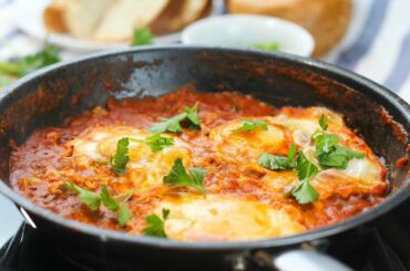 SHAKSHUKA RECIPE | HOW TO MAKE SHAKSHUKA - EGGS IN TOMATO SAUCE (HEALTHY QUARANTINE BREAKFAST IDEA)
