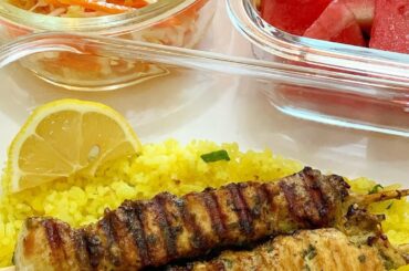 LUNCH BOX IDEAS||CHICKEN SKEWERS|| TURMERIC FRIED RICE||CARROT CABBAGE SALAD ||MAE'S KITCHEN