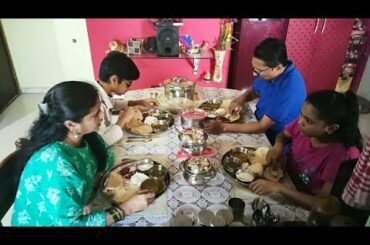 Indian Mom Brunch Routine In Lockdown, Healthy Lunch Thali, Palak Paneer, Dal Fry, Phulka Roti, Rice