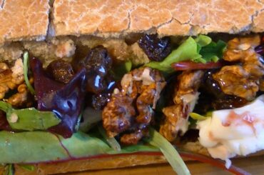 how to make a healthy tasty  sandwich with Bree cheese, strawberry jam, nuts, raisins & rucola?
